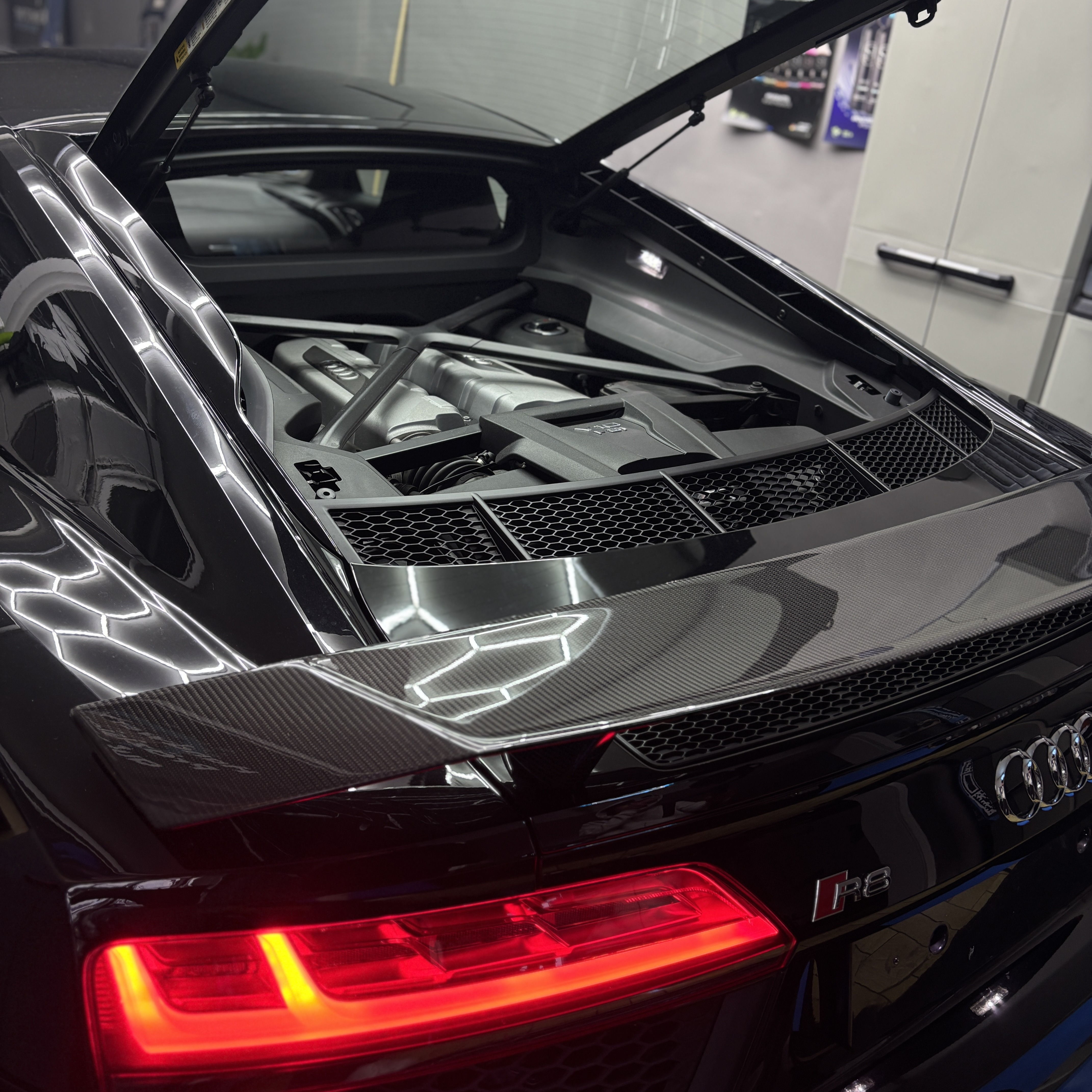 R8 V10 Detailing